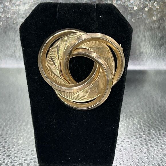 Vintage Swirl Circle Brooch Minimalist Pin Gold-Tone Classic Design Regency Y2K - Picture 1 of 7